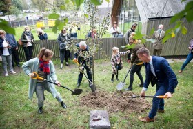 Na zdjęciu: coroczne sadzenie drzew realizowane wspólnie z Klubem Gaja,  Zarządem Zieleni i Miastem Stołecznym Warszawa; grupa osób z łopatami sadzi drzewa na wybiegu dla kóz.  Fot.: Służewski Dom Kultury