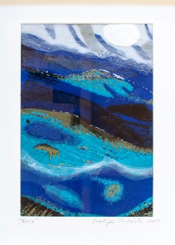 "Fala”- abstrakcyjna, dynamiczna impresja inspirowana ruchem morskich fal. Utrzymana w zimnej tonacji zróżnicowanych błękitów i czerni oraz bieli.