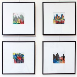 Zdjęcie fragmentu ekspozycji obrazów. Zakomponowane w kwadracie cztery obrazy tworzące kwadryptyk to syntetycznie i barwnie pokazane oblicze wielkiej metropolii, z jej wieżowcami, kamienicami i wąwozami ulic.