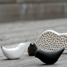 Na zdjęciu: dwa ceramiczne ptaszki. Fot. SDK