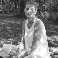 Kwadratowe czarno-białe zdjęcie Grażyny Smith, prowadzącej zajęcia oddechowe.