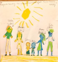 Dziecięcy rysunek, plakat do spektaklu na nim sześć postaci, na nimi duże słońce. Aut.: Zuzia Jurkowaska