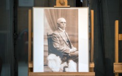 Zdjęcie ukazujące fotografię w sepii Władysława Beksińskiego – dziadka Artysty siedzącego na krześle, ubranego w garnitur.
