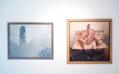 Zdjęcie ukazujące dwa obrazy Zdzisława Beksińskiego wyekponowane na wystawie.