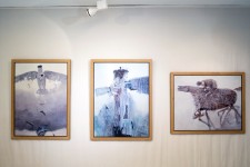 Zdjęcie ukazujące trzy obrazy Zdzisława Beksińskiego eksponowane na wystawie.