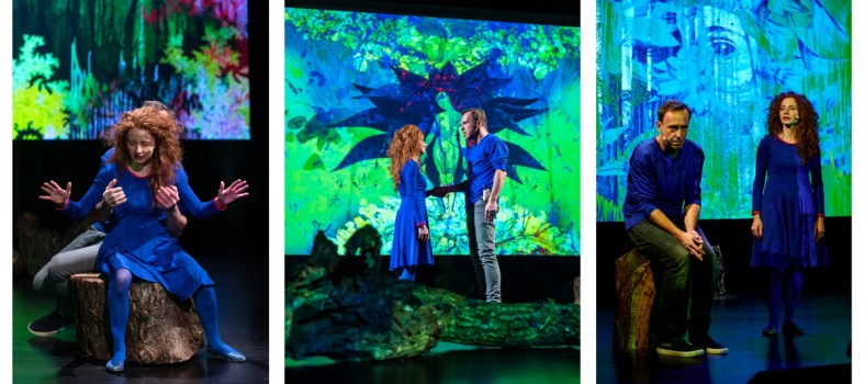 Grafika przedstawia kolaż trzech zdjęć ze spektaklu. Po lewej stronie widać rudowłosą kobietę w niebieskiej sukience sdiedzącą na pniu, w środkowej części para stoi na tle grafiki w neonowych barwach, po prawej kobieta i mężczyzna są zwróćeni w kierunku widowni.