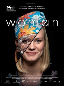 Oficjalny plakat do filmu: głowa kobiety na jednolitym ciemnym zmontowana z dwóch twarzy - afrykanki i europejki . Na zmontowanym obrazie napisy informacyjne dot. filmu. Te same, które podane są w artykule.