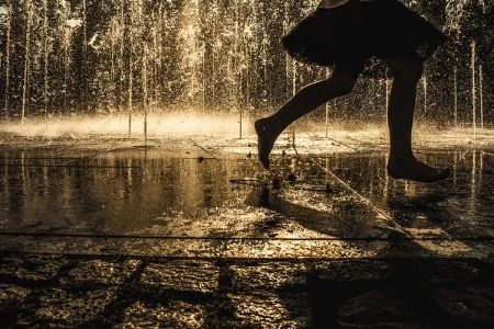Na zdjęciu widać zarys dwóch nóg w skoku w fontannie. Fot. Agnieszka Mocarska
