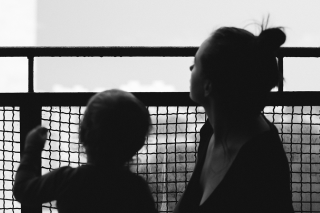 Na zdjęciu widać mamę z 2 letnim synem na balkonie odwróconych tyłem do aparatu i patrzących w niebo. Fot. Zuzanna Jach