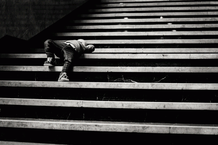 Struktura zdjęcia utworzona z linii schodów w Muzeum Narodowym, na schodach leży okołoroczny dzidziuś w pozycji „dalej nie idę” Dziecko znajduje się w mocnym punkcie, zdjęcie czarno-białe eksponuje rytm schodów. Fot. Agnieszka Mocarska