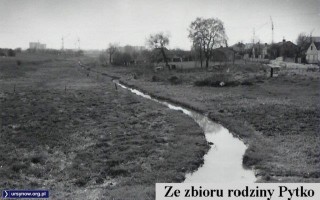 1976 r., Warszawa, Polska. Potok Służewiecki Zdjęcie dzięki uprzejmości www.ursynow.org.pl oraz rodziny Pytko Źródło: https://www.facebook.com/Sluzew