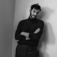 Na zdjęciu portretowym: Tomasz Jędrowski (Fot. Jakub Pleśniarski dla Vogue Polska)