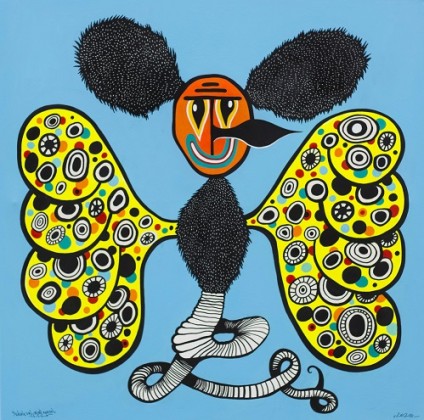 Praca przedstawia fantasmagoryczny wizerunek hybrydy węża i motyla. Skrzydła są żółte z czarno-białymi obręczami, twarz postaci przypomina maskę ludyczną. Praca na niebieskim tle.