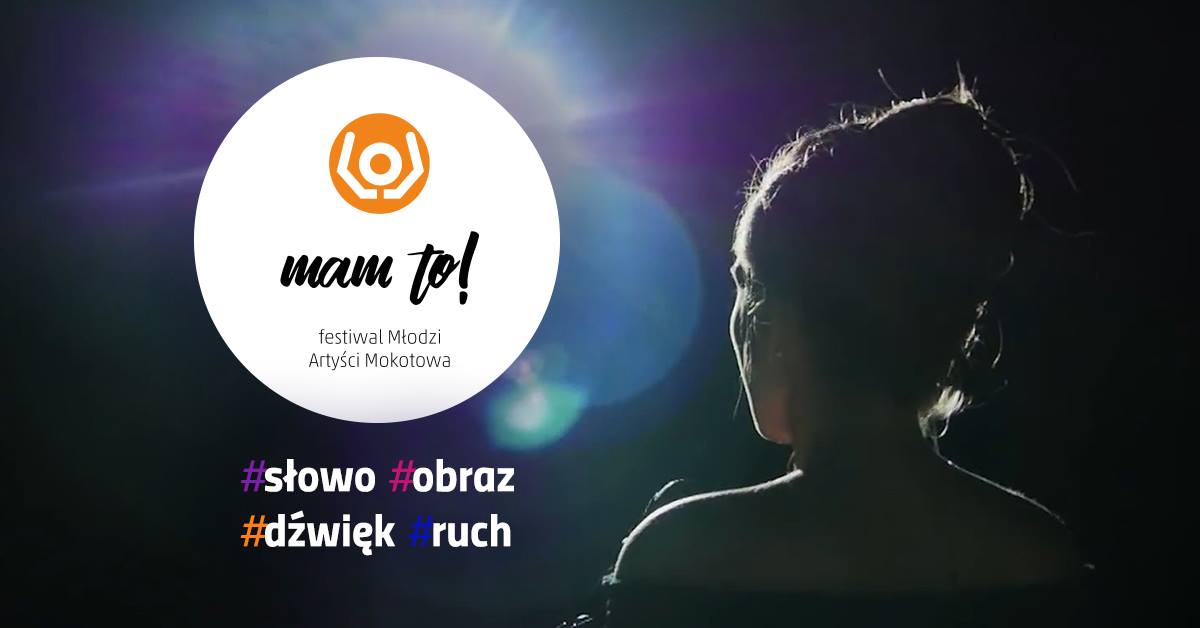 Grafika przedstawia młodą artystkę na scenie, obok logo festiwalu Mam To! oraz cztery motywy przewodnie: słowo, obraz, dźwięk, ruch.