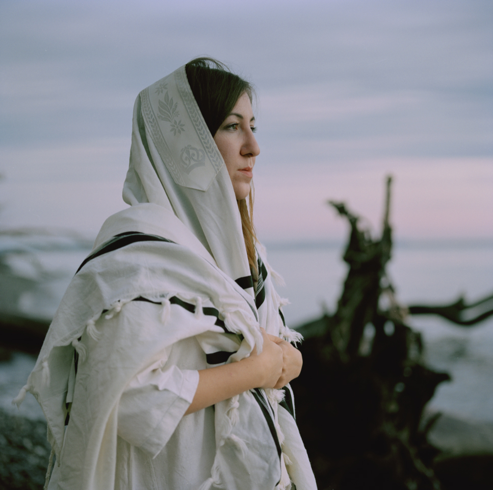 Kadr z filmu Female Pleasure, przedstawia portret kobiety na tle morza.