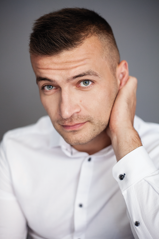 Jakub Malecki na zdjęciu portretowym. Fot. Tomasz Pluta