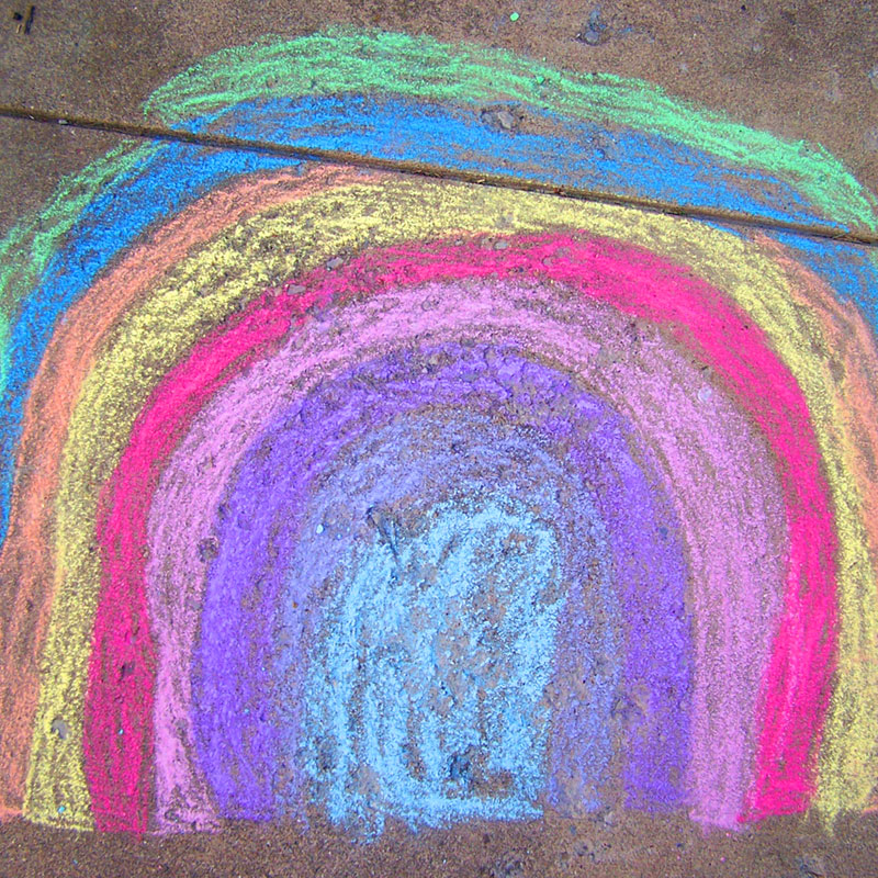 Zdjęcie tęczy narysowanej na chodniku kolorową kredą. Fot. Pixaby.com